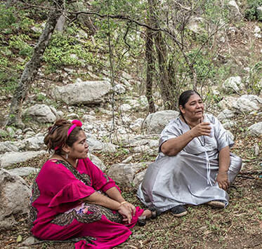 Colombiaanse vrouwen met gewapende bewaker